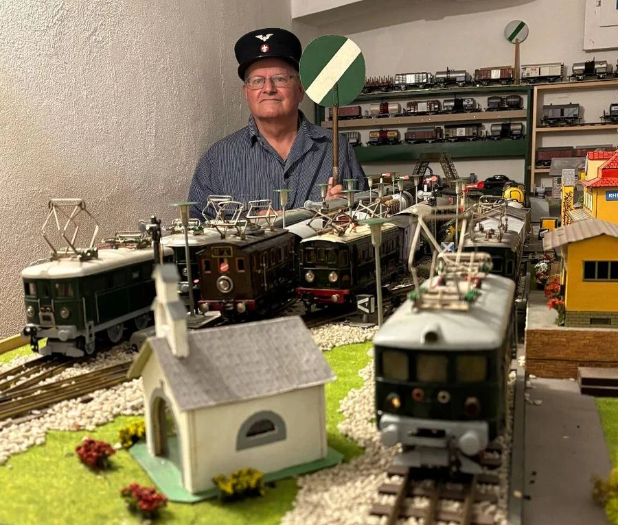 Michel Pousaz parmi les trains de son réseau miniature.
